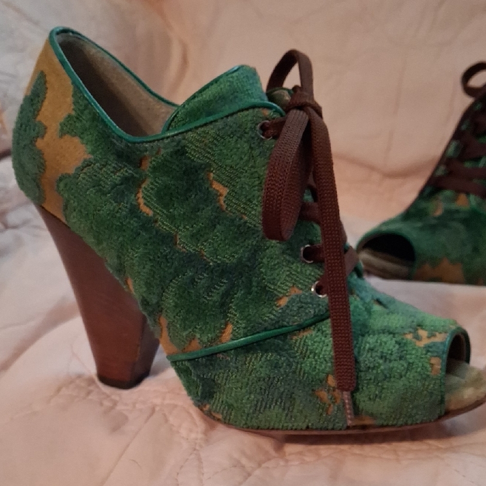 Dolce & Gabbana Green and Tan Lace-Up Heels - Picture 9 of 16